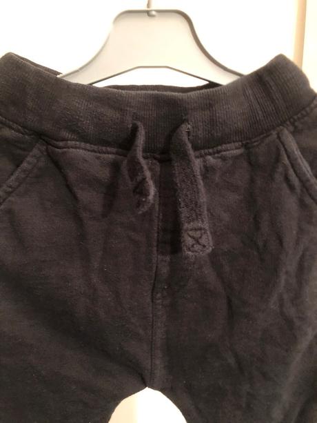 Černé tepláčky s kapsami a tkanicí, 86