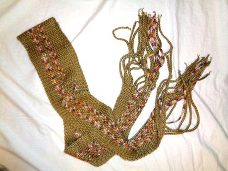 Nádherná olivově zelená lesklá šála -dlouhé třásně,