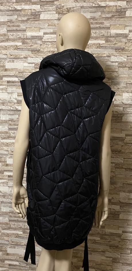 Krásná černá vesta, m