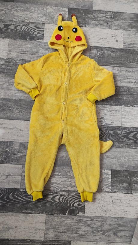 Overal do spaní/hraní/maškarní pokémon 104/110, 104