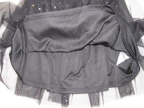 Krásná černá tylová sukně se zlatými hvězdičkami, 152