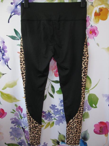 Sportovní elastické černé legíny s tygr.vzorem, s