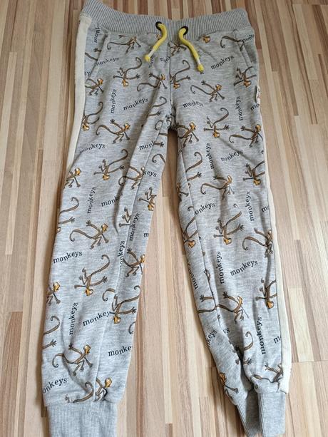 Šedé tepláky s opičky 116, marks & spencer,116