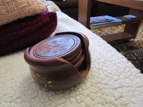 6x pěkné dřevěné podšálky ve stojánku, jako nové, 