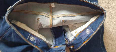 Džíny s oranžovým prošíváním a regulací šírky, 164