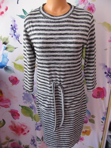 Sportovní pružné teplejší černo šedé šaty, 38