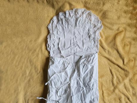 Novorozenecká bílá krajková zavinovačka péřová vlo,