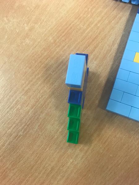 Jak se jmenuje stavebnice kostiček z fotky?