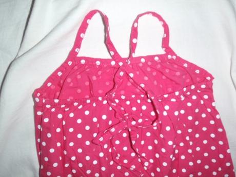 Nádherný sytě růžový top s puntíkama, disney,122