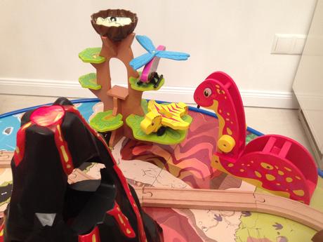 Kidkraft vláčkodráha se stolem - dinosauři, 