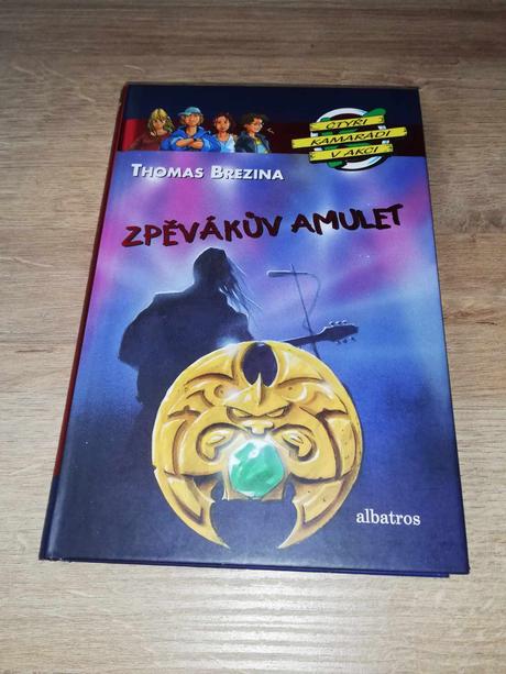 Kniha - zpěvákův amulet, 