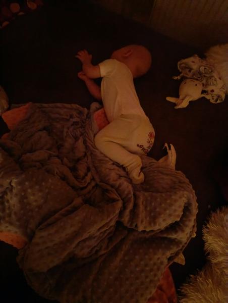 Je spánek dítěte se zakloněnou hlavou normální?