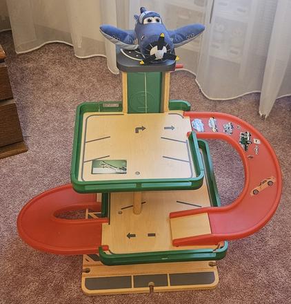 Woody dřevěná patrová garáž s výtahem, 