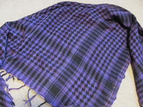 Fialovo-černý šátek, 