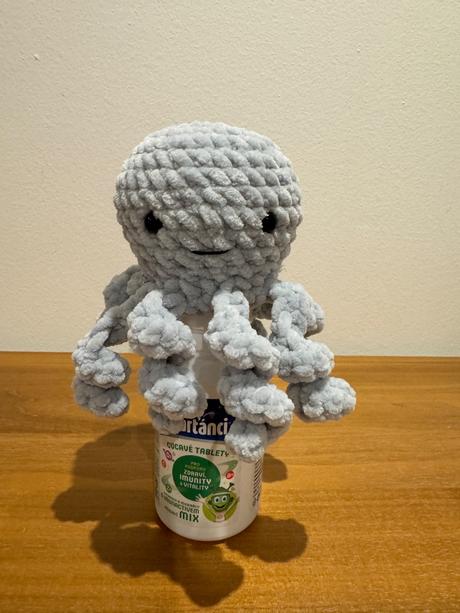 Háčkovaná hračka - chobotnička,