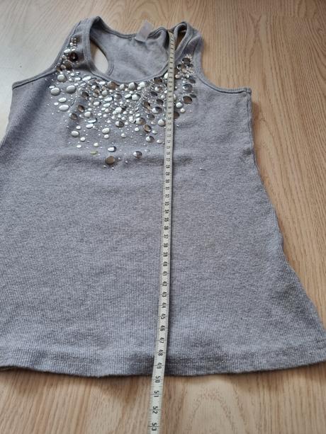 Tílko se stříbrným zdobením, s