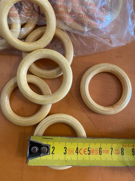 Dřevěné kroužky se skřipsy na záclony, 