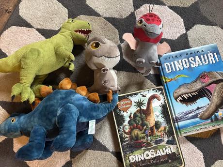 Set dinosaurů a knihy,