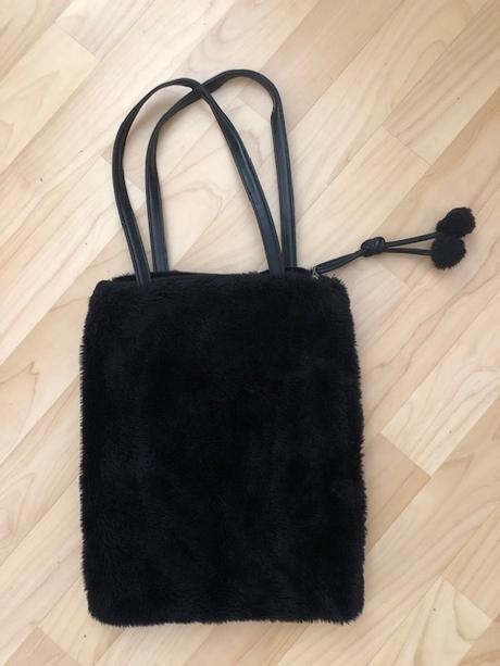 Černá kabelka - chlupatka,