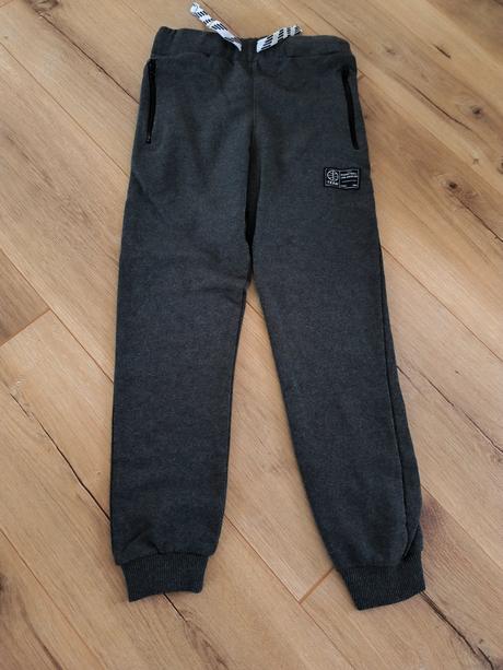 Šedé tepláky 1, sinsay,140