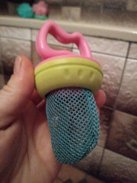 Držátko na ovoce pro batole - krmící síťka na ovoc,