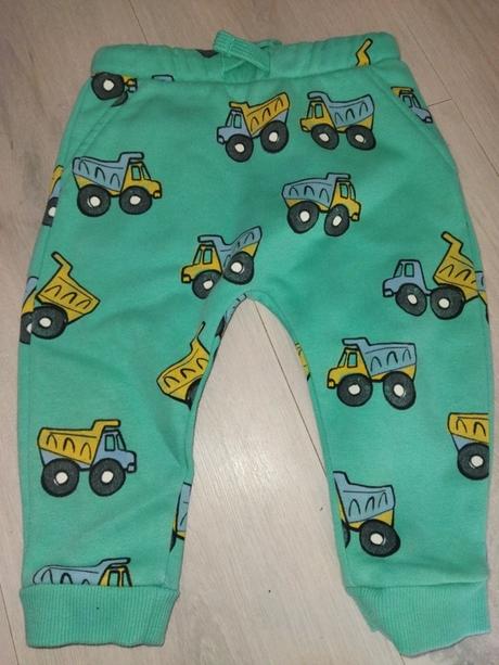 Tepláky s auty 80, marks & spencer,80