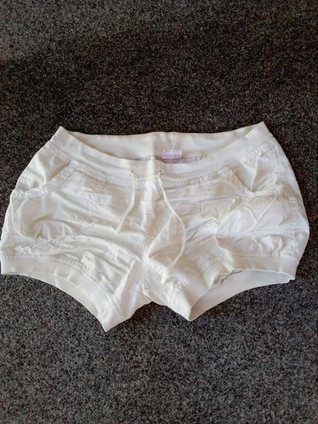 Těhotenské kraťasy, l