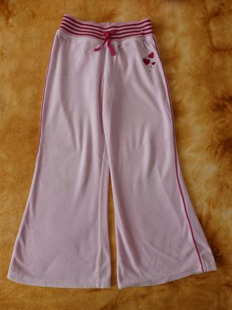 Růžové flísové tepláčky se srdíčky, 122