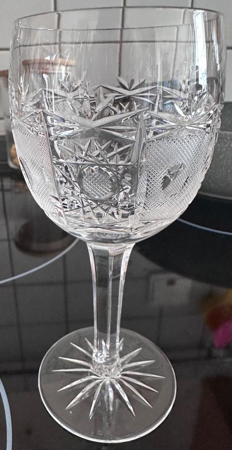 Šest broušených sklenic z křišťálu na víno, 