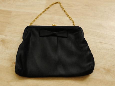 Kabelka na vecer se zlatym retizkem, 