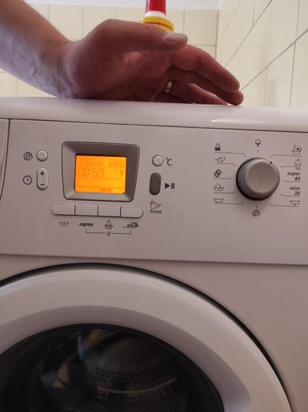 Jak správně zapnout program, aby pračka prala?