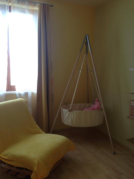 Pokojik pro mimi-kolebka leander,kreslo+policeikea,