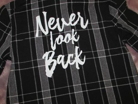 Košile s nápisem na zádech, 140