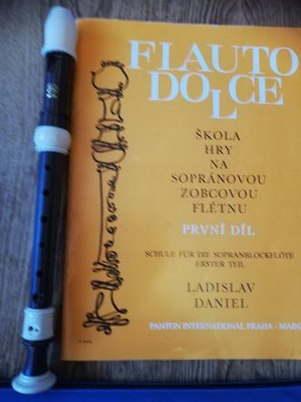 Sopránová zobcová flétna yamaha +1.díl škola hry.,