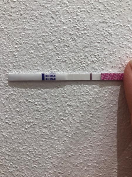 Co znamená čárka na negativním těhotenském testu?