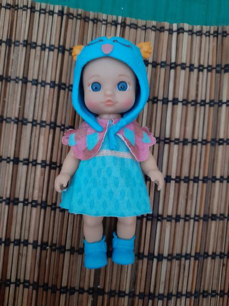 Sovičková modrá malá plastová panenka s čepicí,