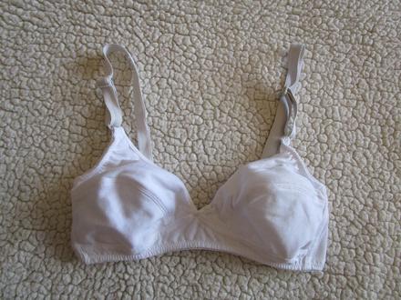 Pěkná bílá bavl. podprsenka, vel. 70a, 70a