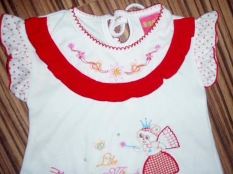 Bíločervené šaty s vyšívanou aplikací, 68