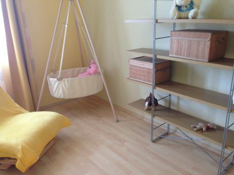 Pokojik pro mimi-kolebka leander,kreslo+policeikea,