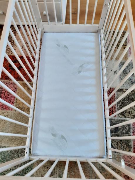 Dřevěná postýlka/s matrací/ + komoda, šířka (cm): 60,délka (cm): 90