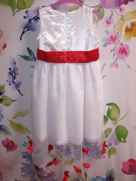 Společenské tylové šaty s okvětnímy lístky růží, 122