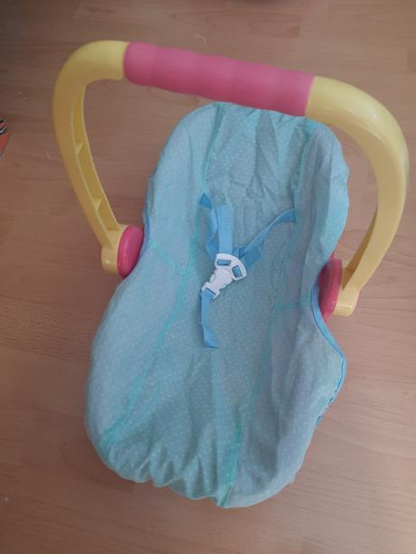 Autosedačka a panenka - balíkovna jen 50 kč,