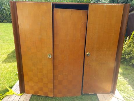 Starý nábytek se šachovnicí op závody, 