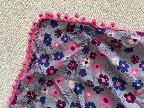 Dívčí šáteček s kytičkami, takko