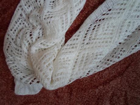 Bílá šála šálek tunel, m