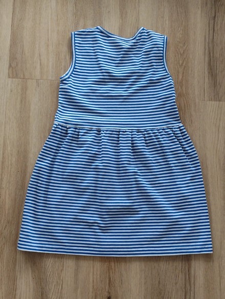 Proužkované šaty, 122