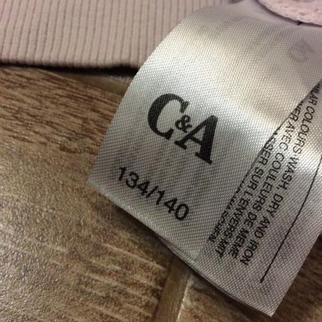 Mikina s kytkami a třpytkatým nápisem, c&a,134