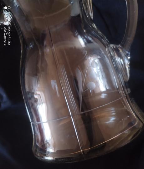 Zhruba 100 let starý džbán,