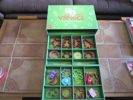 Pěkná dětská vykrajovátka a razítka v krabičce,