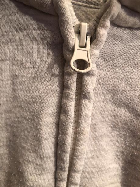 Šedá mikina s kapucí, 86